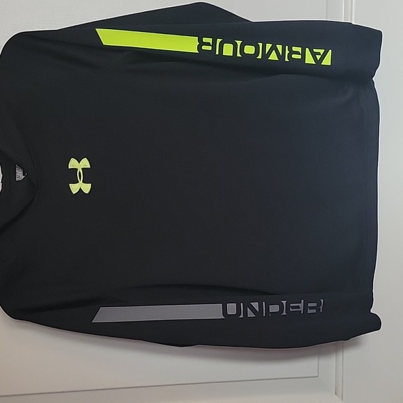 Under Armour, youth medium, long sleeved shirt with hood, black. - Picture 8 of 8